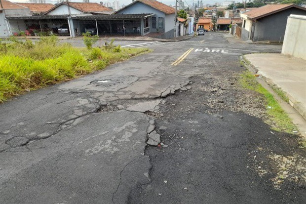 Vereador Paulo Nardino pede serviço tapa-buracos em ruas do bairro Jd. Ibirapuera