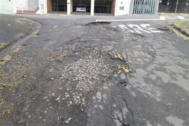 Vereador Paulo Nardino pede serviço tapa-buracos em ruas do bairro Jd. Ibirapuera