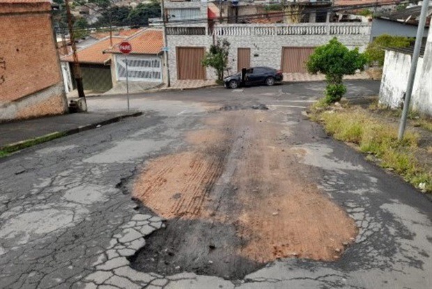 Vereador Paulo Nardino pede serviço tapa-buracos em ruas do bairro Jd. Ibirapuera