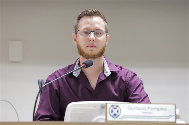 Gustavo Pompeo cobra solução sobre afundamento de asfalto no bairro Planalto