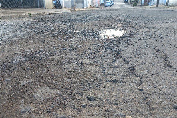 Vereador cobra solução sobre afundamento de asfalto no bairro Planalto