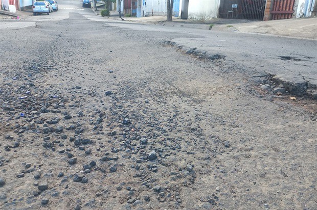 Vereador cobra solução sobre afundamento de asfalto no bairro Planalto