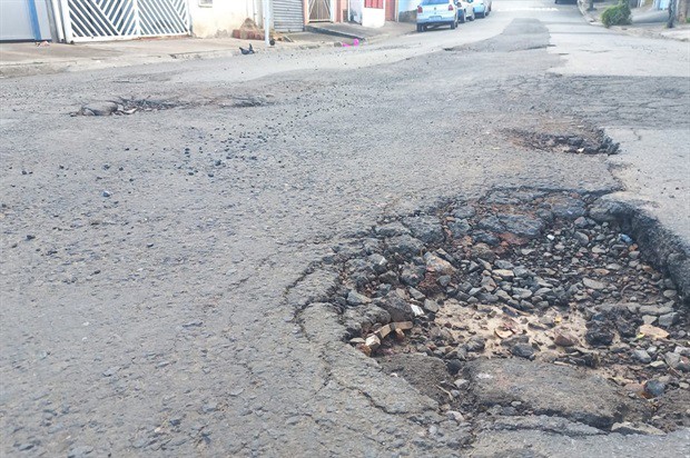 Vereador cobra solução sobre afundamento de asfalto no bairro Planalto
