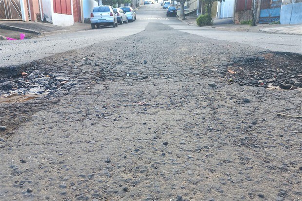Vereador cobra solução sobre afundamento de asfalto no bairro Planalto