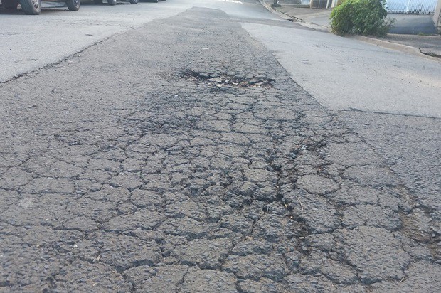 Vereador cobra solução sobre afundamento de asfalto no bairro Planalto