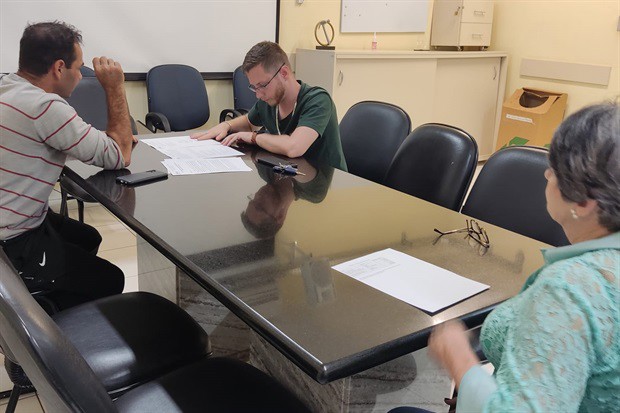 Vereador Gustavo Pompeo, durante reunião com membros da equipe do Cerest