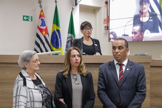 Cerimônia de entrega da moção de aplausos à advogada Fernanda Dal Picolo aconteceu na noite desta segunda-feira (5), na Câmara Municipal de Piracicaba