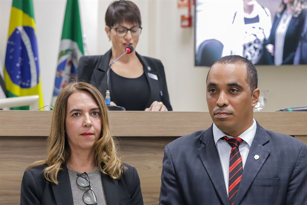 Cerimônia de entrega da moção de aplausos à advogada Fernanda Dal Picolo aconteceu na noite desta segunda-feira (5), na Câmara Municipal de Piracicaba