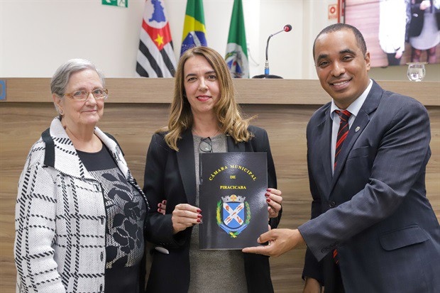 Cerimônia de entrega da moção de aplausos à advogada Fernanda Dal Picolo aconteceu na noite desta segunda-feira (5), na Câmara Municipal de Piracicaba