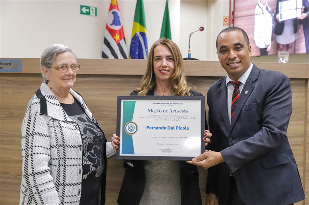 Cerimônia de entrega da moção de aplausos à advogada Fernanda Dal Picolo aconteceu na noite desta segunda-feira (5), na Câmara Municipal de Piracicaba