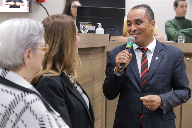 Cerimônia de entrega da moção de aplausos à advogada Fernanda Dal Picolo aconteceu na noite desta segunda-feira (5), na Câmara Municipal de Piracicaba