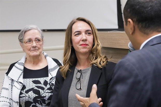 Cerimônia de entrega da moção de aplausos à advogada Fernanda Dal Picolo aconteceu na noite desta segunda-feira (5), na Câmara Municipal de Piracicaba