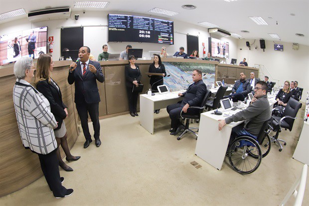 Cerimônia de entrega da moção de aplausos à advogada Fernanda Dal Picolo aconteceu na noite desta segunda-feira (5), na Câmara Municipal de Piracicaba