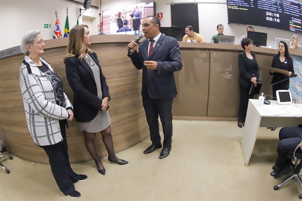 Cerimônia de entrega da moção de aplausos à advogada Fernanda Dal Picolo aconteceu na noite desta segunda-feira (5), na Câmara Municipal de Piracicaba