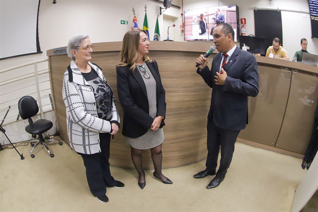 Cerimônia de entrega da moção de aplausos à advogada Fernanda Dal Picolo aconteceu na noite desta segunda-feira (5), na Câmara Municipal de Piracicaba