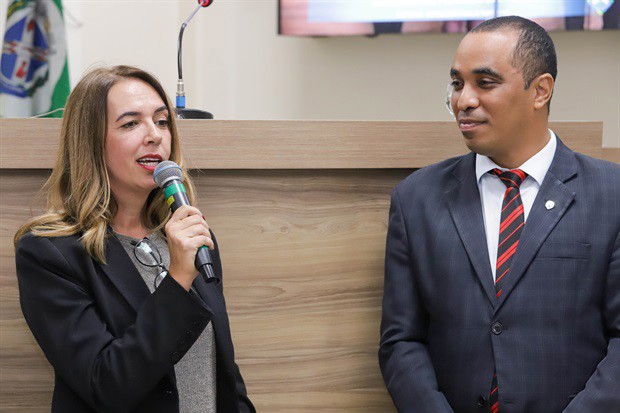 Cerimônia de entrega da moção de aplausos à advogada Fernanda Dal Picolo aconteceu na noite desta segunda-feira (5), na Câmara Municipal de Piracicaba