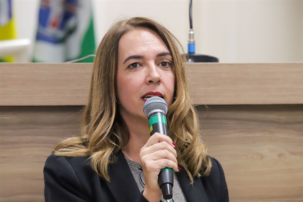 Cerimônia de entrega da moção de aplausos à advogada Fernanda Dal Picolo aconteceu na noite desta segunda-feira (5), na Câmara Municipal de Piracicaba