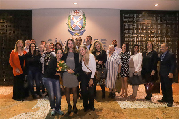 Cerimônia de entrega da moção de aplausos à advogada Fernanda Dal Picolo aconteceu na noite desta segunda-feira (5), na Câmara Municipal de Piracicaba