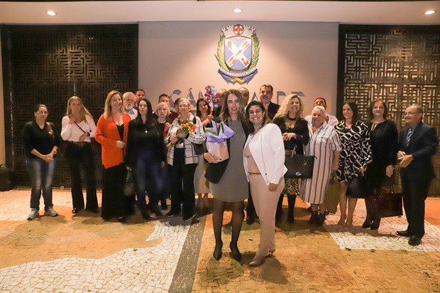 Cerimônia de entrega da moção de aplausos à advogada Fernanda Dal Picolo aconteceu na noite desta segunda-feira (5), na Câmara Municipal de Piracicaba