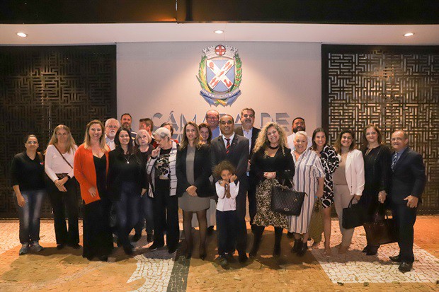 Cerimônia de entrega da moção de aplausos à advogada Fernanda Dal Picolo aconteceu na noite desta segunda-feira (5), na Câmara Municipal de Piracicaba