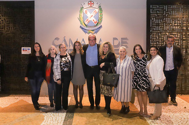 Cerimônia de entrega da moção de aplausos à advogada Fernanda Dal Picolo aconteceu na noite desta segunda-feira (5), na Câmara Municipal de Piracicaba