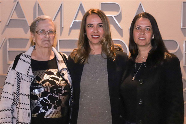 Cerimônia de entrega da moção de aplausos à advogada Fernanda Dal Picolo aconteceu na noite desta segunda-feira (5), na Câmara Municipal de Piracicaba