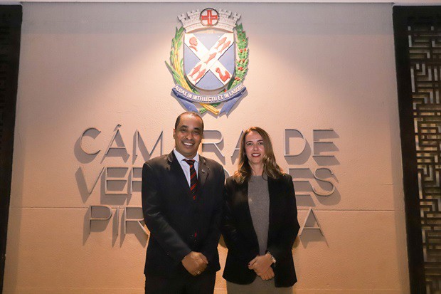 Cerimônia de entrega da moção de aplausos à advogada Fernanda Dal Picolo aconteceu na noite desta segunda-feira (5), na Câmara Municipal de Piracicaba