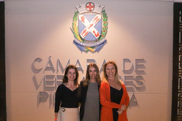 Cerimônia de entrega da moção de aplausos à advogada Fernanda Dal Picolo aconteceu na noite desta segunda-feira (5), na Câmara Municipal de Piracicaba