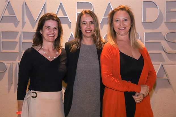 Cerimônia de entrega da moção de aplausos à advogada Fernanda Dal Picolo aconteceu na noite desta segunda-feira (5), na Câmara Municipal de Piracicaba