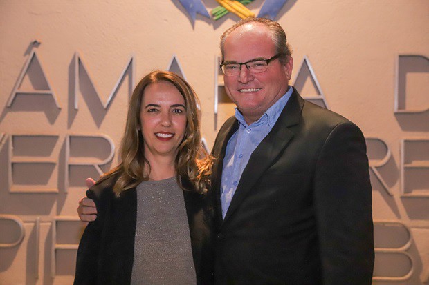 Cerimônia de entrega da moção de aplausos à advogada Fernanda Dal Picolo aconteceu na noite desta segunda-feira (5), na Câmara Municipal de Piracicaba