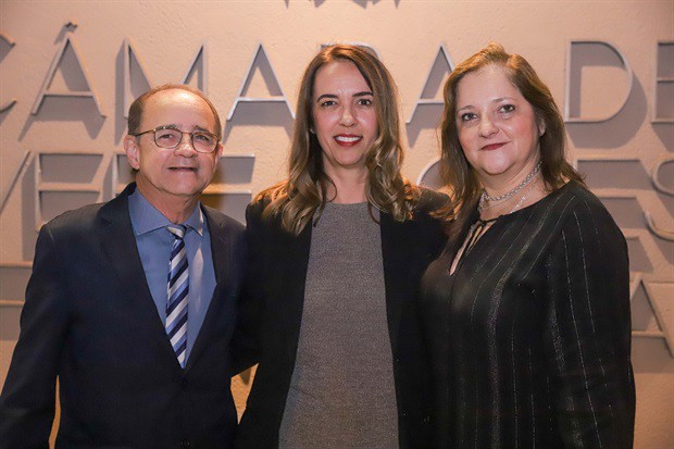 Cerimônia de entrega da moção de aplausos à advogada Fernanda Dal Picolo aconteceu na noite desta segunda-feira (5), na Câmara Municipal de Piracicaba