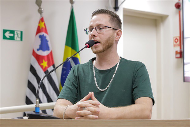 Gustavo Pompeo, vereador que coordena o Fórum de Educação para o Trânsito da Câmara, discursa na tribuna na noite desta segunda (5)