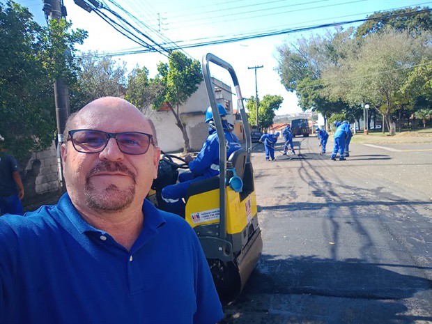 Operação tapa-buracos na rua Carlos Bartholomeu de Arruda