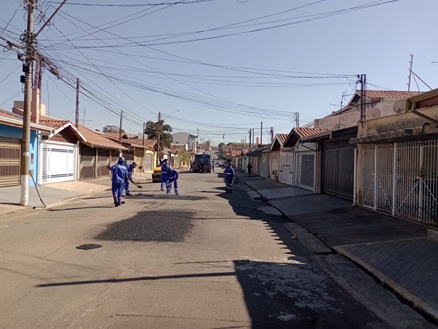 Operação tapa-buracos na rua Ary Barroso