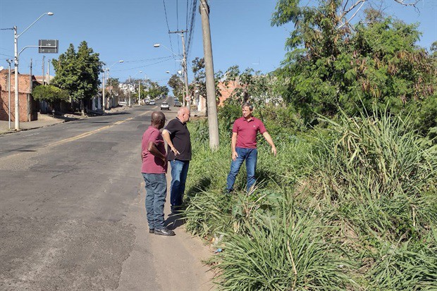 A pedido de moradores, vereador percorreu bairros com o secretário de Obras