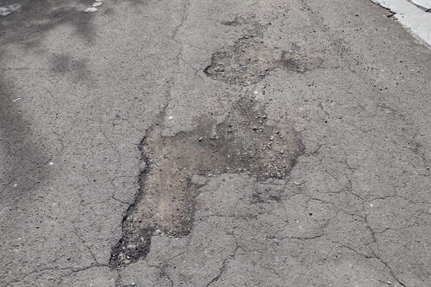 Imagem mostra a rua Barretos, no bairro Glebas Califórnia, antes do serviço realizado