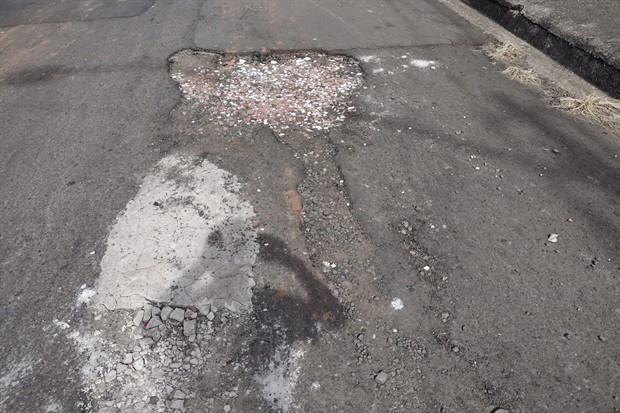 Imagem mostra a rua Barretos, no bairro Glebas Califórnia, antes do serviço realizado