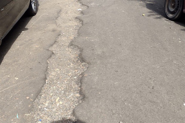 Imagem mostra a rua Barretos, no bairro Glebas Califórnia, antes do serviço realizado