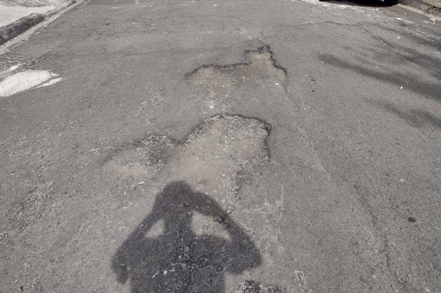 Imagem mostra a rua Barretos, no bairro Glebas Califórnia, antes do serviço realizado