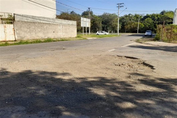 Vereador Pedro Kawai pede operação tapa-buracos na rua Frederico Krahenbuhl, no bairro Castelinho
