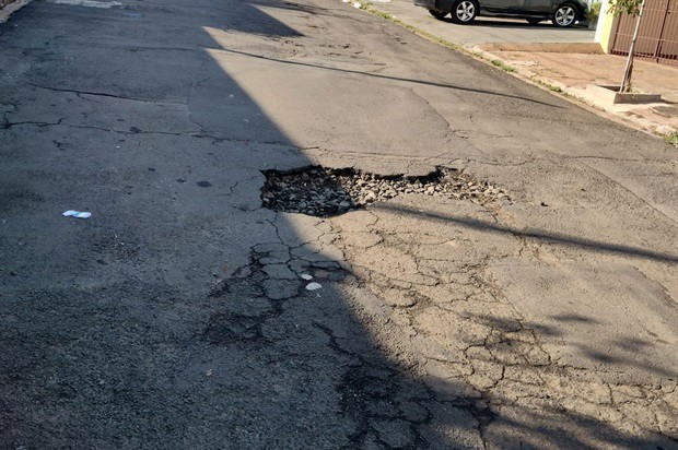 Ruas apresentam dezenas de buracos e vereador pede providências