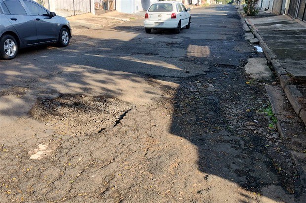 Ruas apresentam dezenas de buracos e vereador pede providências