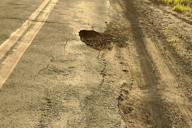 Ruas apresentam dezenas de buracos e vereador pede providências
