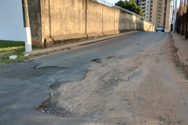 Ruas apresentam dezenas de buracos e vereador pede providências