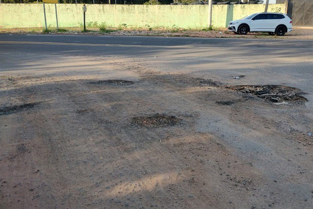 Ruas apresentam dezenas de buracos e vereador pede providências