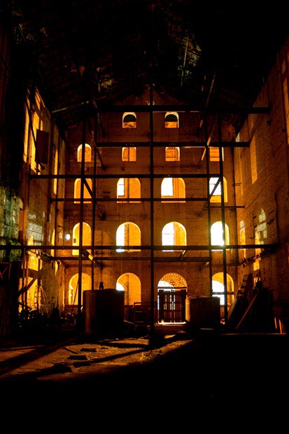 Armazém que hoje abriga o Teatro Erotídes de Campos; fotografia de 2004, de Davi Negri
