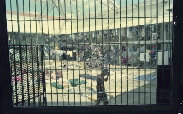 Área interna da Penitenciária de Piracicaba; fotografia de 1998 de Davi Negri
