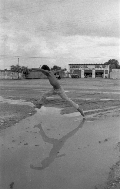 Menino pula em poça d´água. Fotografia de Davi Negri, de agosto de 1991