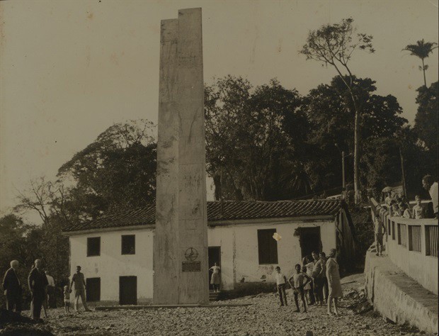 Casa do Povoador e o monumento do bicentenário de Piracicaba, inaugurado em 1967