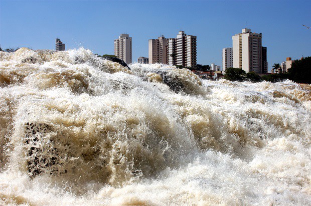 Salto do rio Piracicaba; fotografia de 2004, de Davi Negri